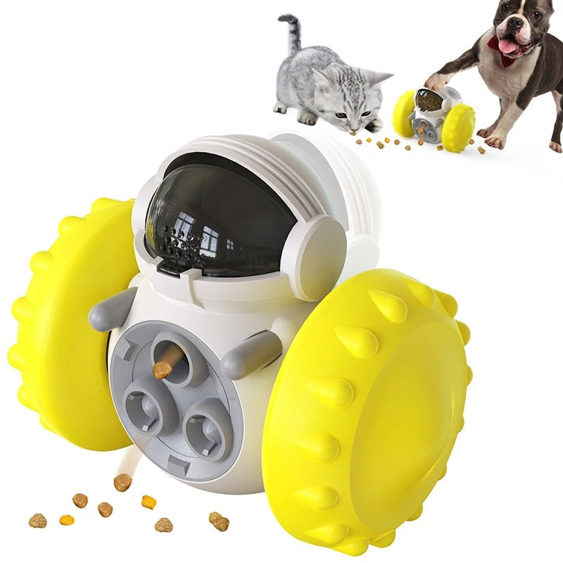 Image du distributeur intelligent pour chien avec les roues jaunes avec un chien et un chat qui s'amuse avec le jouet nouveau genre.