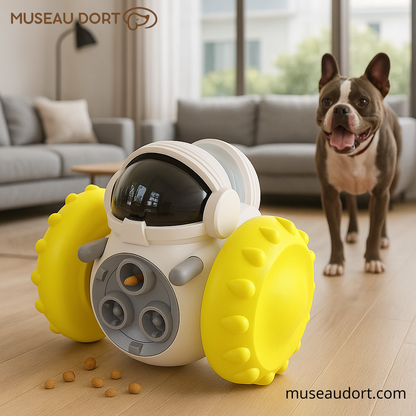 Jouet distributeur de croquettes pour chien posé au sol dans un salon moderne, avec un chien curieux à l’arrière-plan