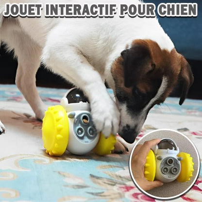 Chien jouant avec un jouet interactif distributeur de croquettes robot jaune, stimulation mentale et plaisir. Museau Dort
