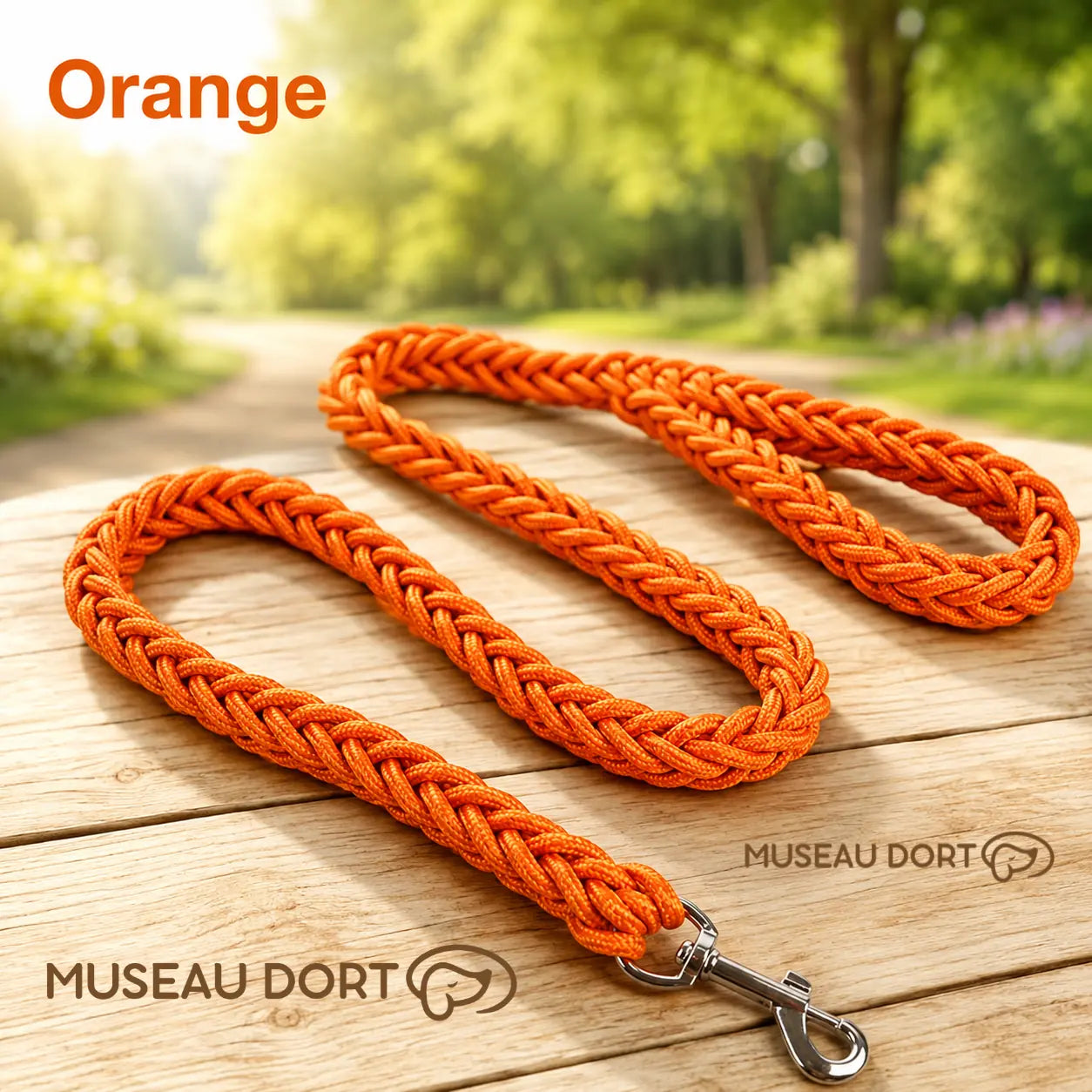 Laisse corde pour chien orange en nylon tressé de 2 cm avec mousqueton métallique sur table en bois