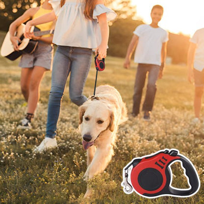 Femme promenant un golden retriever avec une laisse rétractable rouge, idéale pour les balades en plein air.