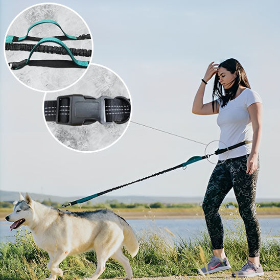 Jeune femme prenant une marche avec son chien husky dans un sentier en bordure d'une rivière avec son chien attaché à sa taille, elle porte un t shirt blanc avec un legging vert à motif avec deux images en médaillon qui démontre la poigniez et l'attache de la laisse.