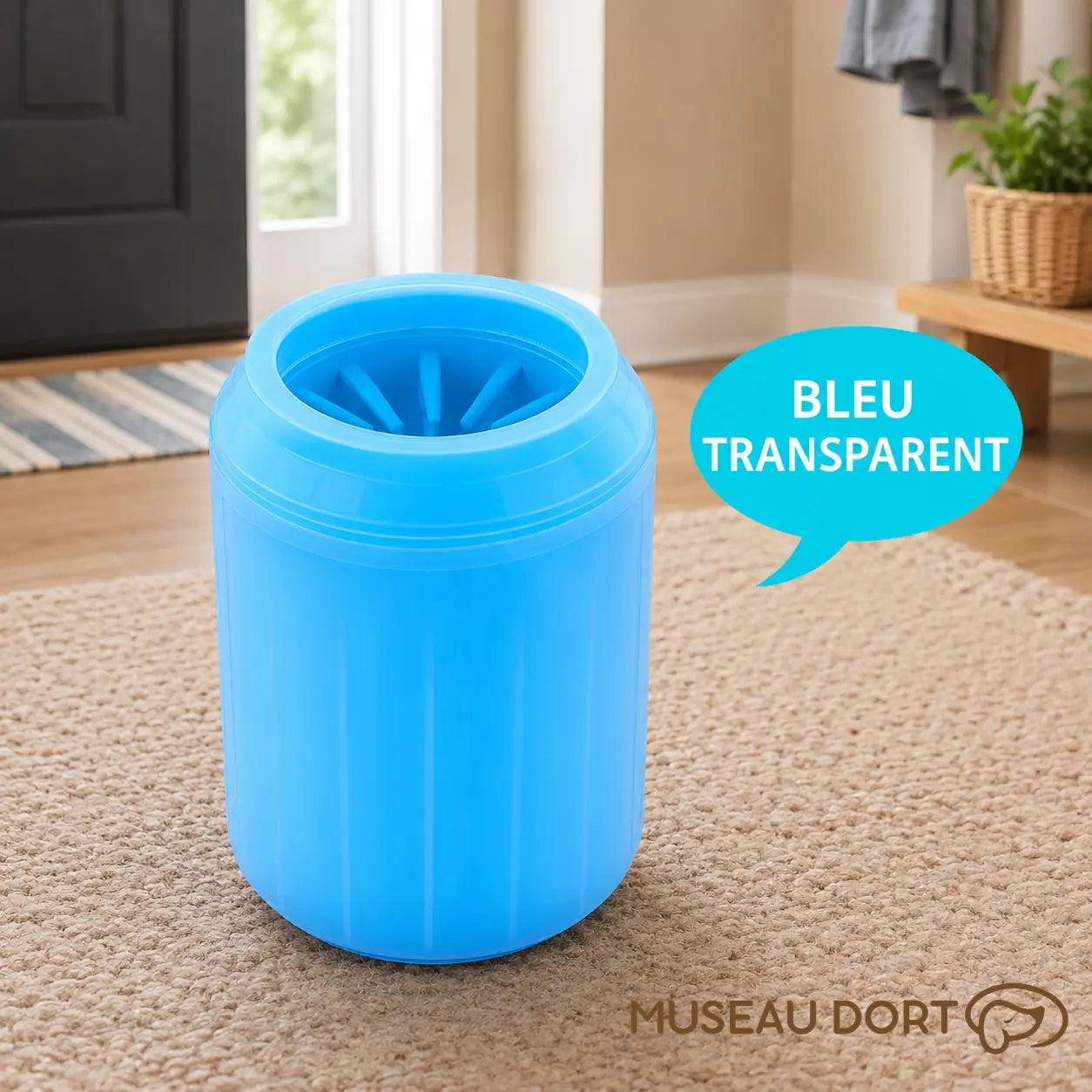 Lave-pattes pour chien bleu transparent avec lamelles en silicone, présenté dans une entrée de maison