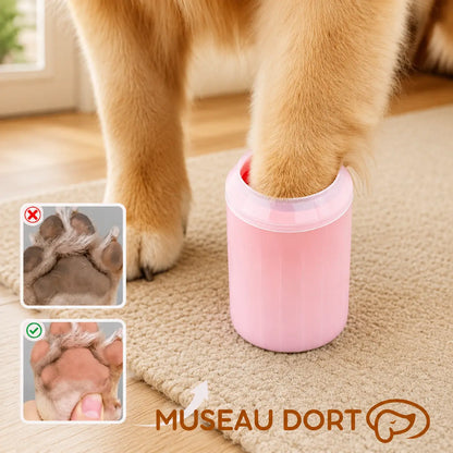 Patte de chien nettoyée dans un lave-pattes rose avec comparaison avant-après des coussinets