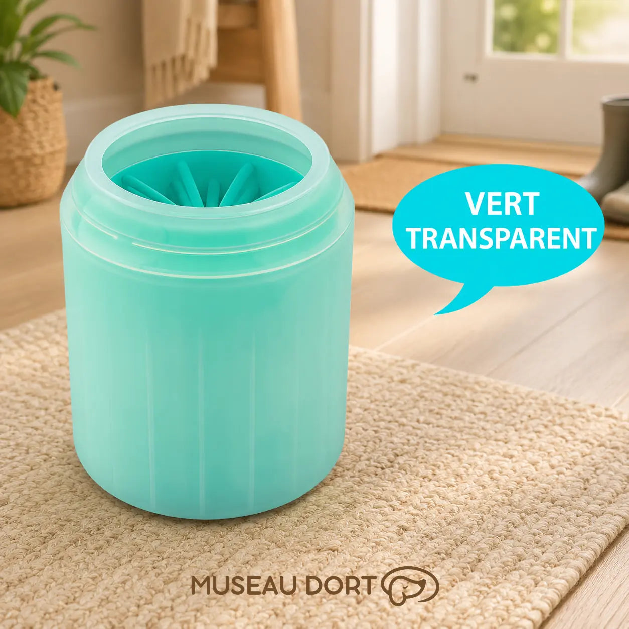 Lave-pattes pour chien vert transparent avec brosse en silicone, présenté dans une entrée de maison