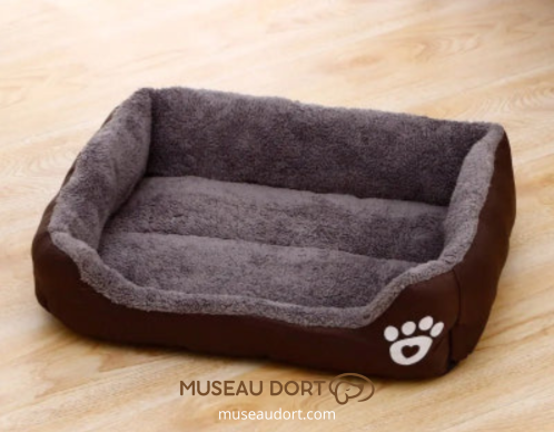Lit pour chien cocon marron avec intérieur gris, couchage confortable posé sur sol en bois clair, Museau Dort