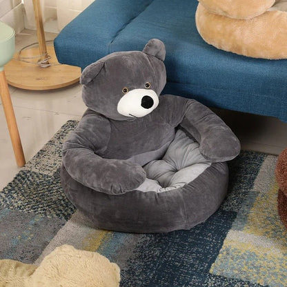 Lit pour chien confortable en forme d’ours gris, couchage ludique et chaud pour petit chien, placé dans un salon moderne, Museau Dort