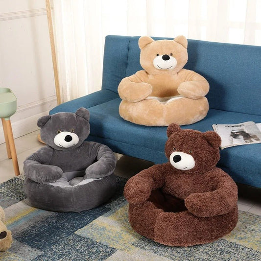 Lit pour chien confortable en forme d’ours, couchage ludique et chaud placé dans un salon moderne, idéal pour petit chien, Museau Dort