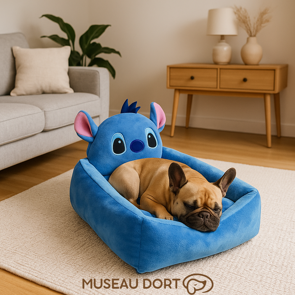 Bouledogue français dormant dans un lit pour chien Stitch bleu dans un salon moderne – Disponible chez Museau Dort.
