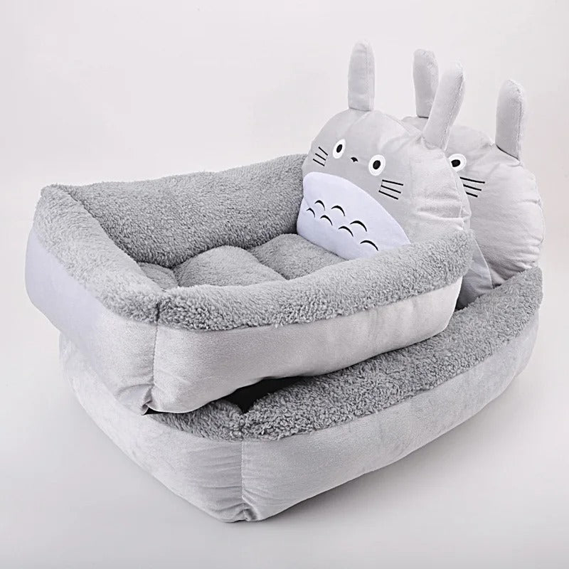 Deux lits pour chien Totoro empilés, moelleux et lavables, au style japonais kawaii gris clair – Disponible chez Museau Dort.