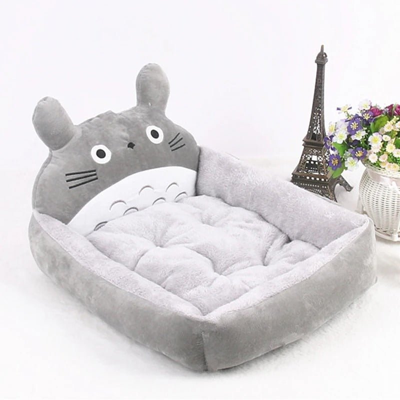 Lit pour chien Totoro gris au style japonais kawaii, doux et lavable, idéal pour les siestes confortables – Disponible chez Museau Dort.