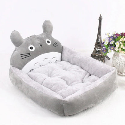 Lit pour chien Totoro gris au style japonais kawaii, doux et lavable, idéal pour les siestes confortables – Disponible chez Museau Dort.