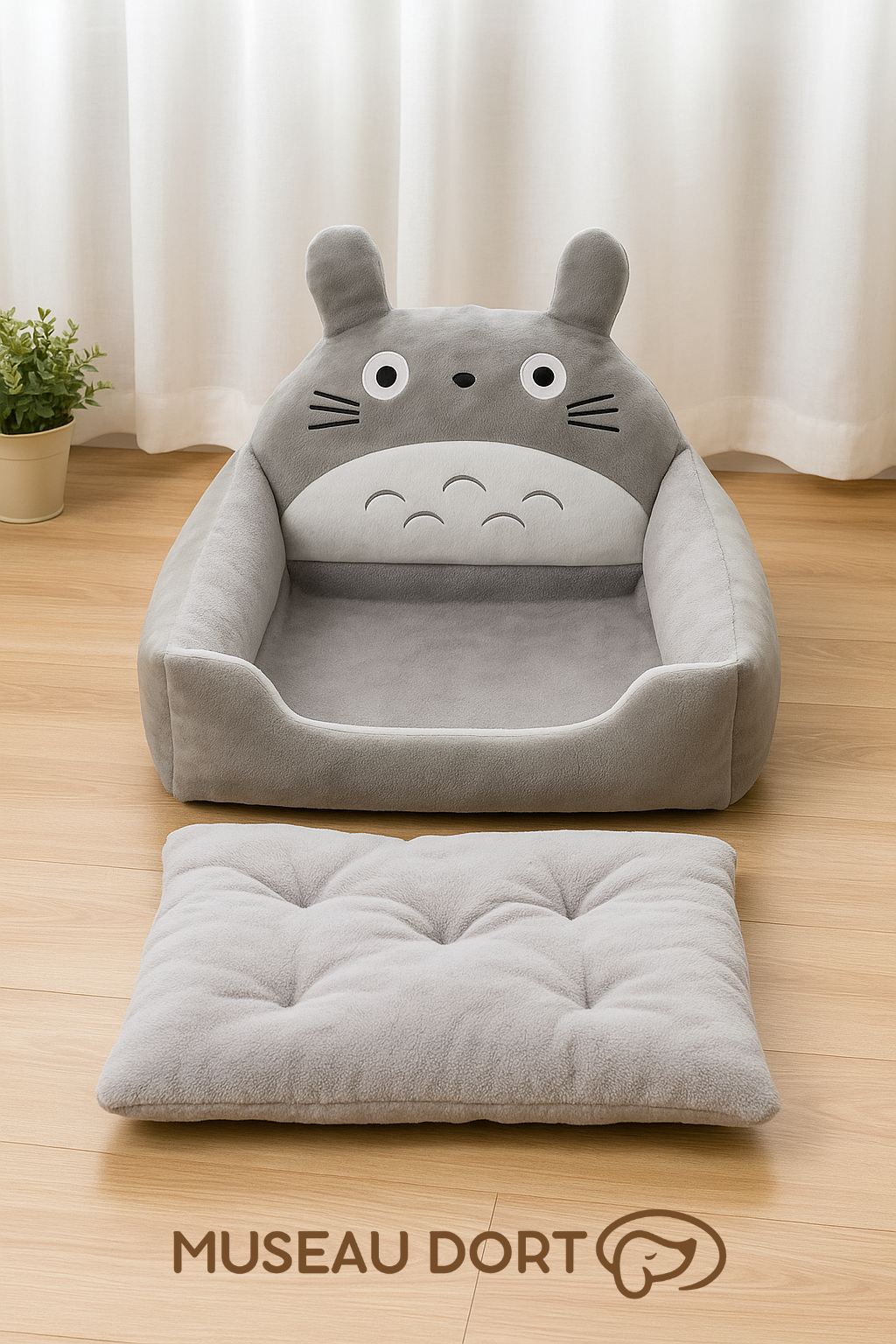Lit Totoro pour chien avec coussin séparé posé au sol dans un décor intérieur clair Museau Dort