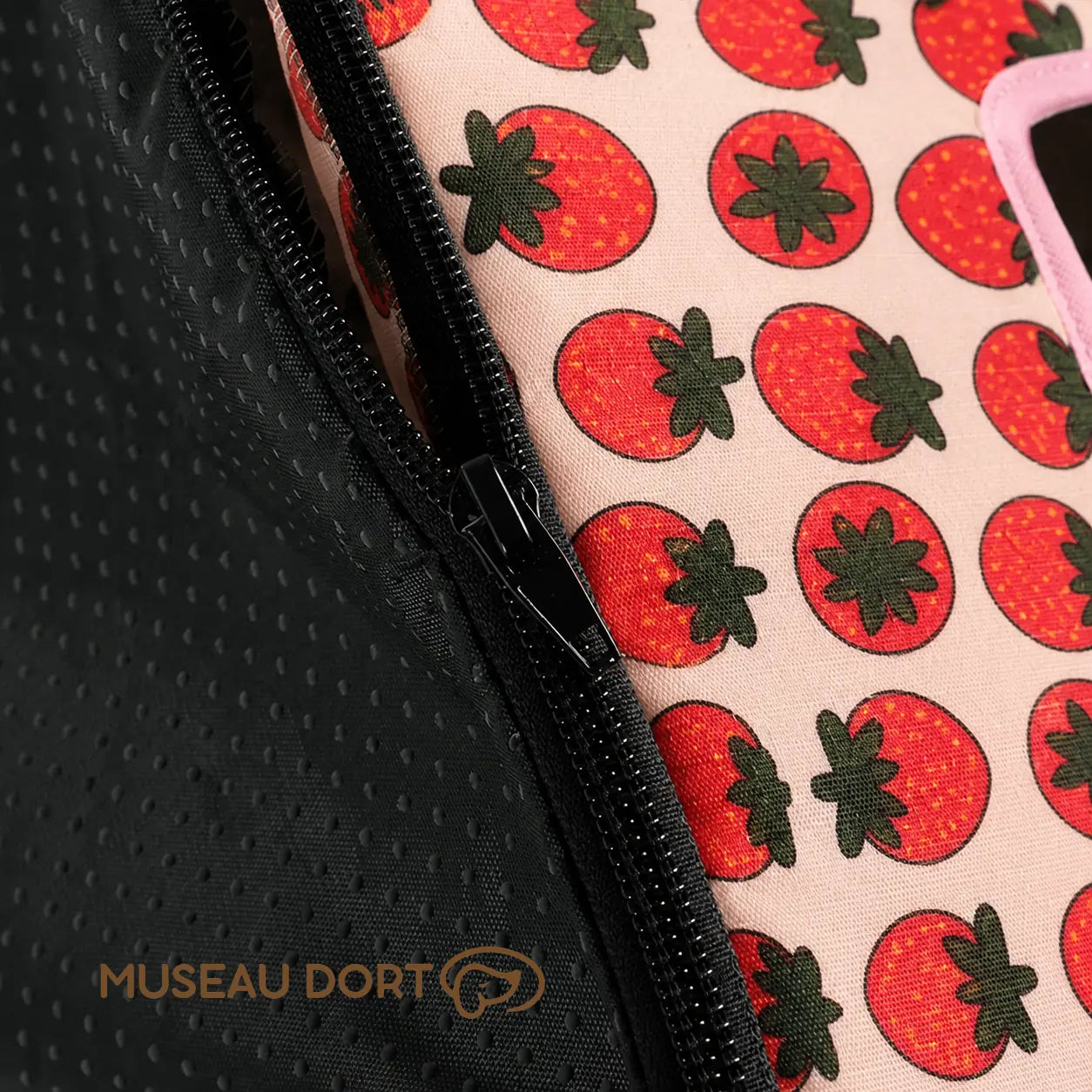 Détail de la fermeture zippée et du dessous antidérapant de la maison pour chien à motif fraise.