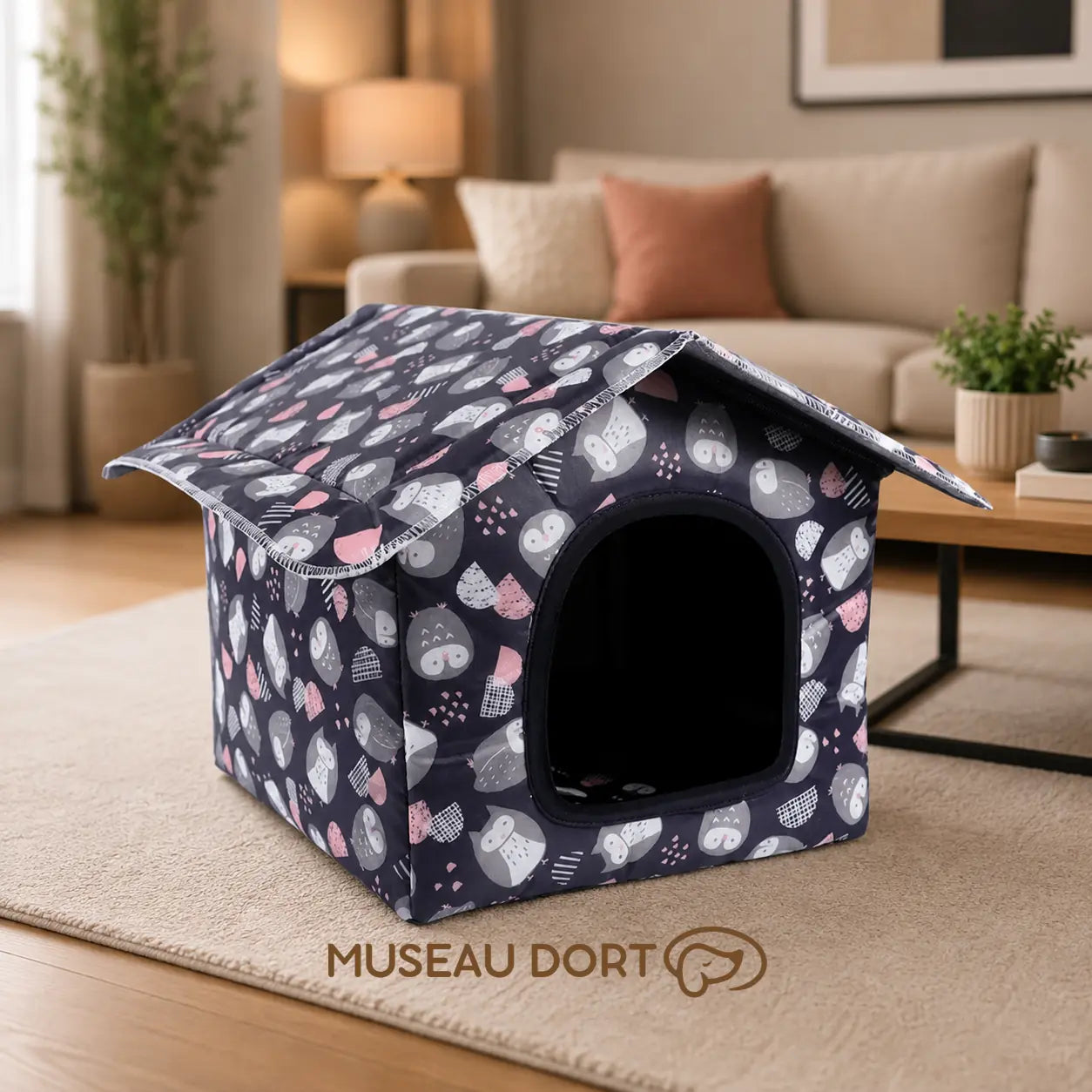Niche intérieure Maison Hibou pour petit chien dans un salon cosy, avec couchage doux et protecteur.