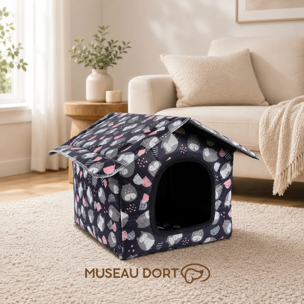 Niche intérieure Maison Hibou pour petit chien, installée dans un salon lumineux avec couchage doux et rassurant.