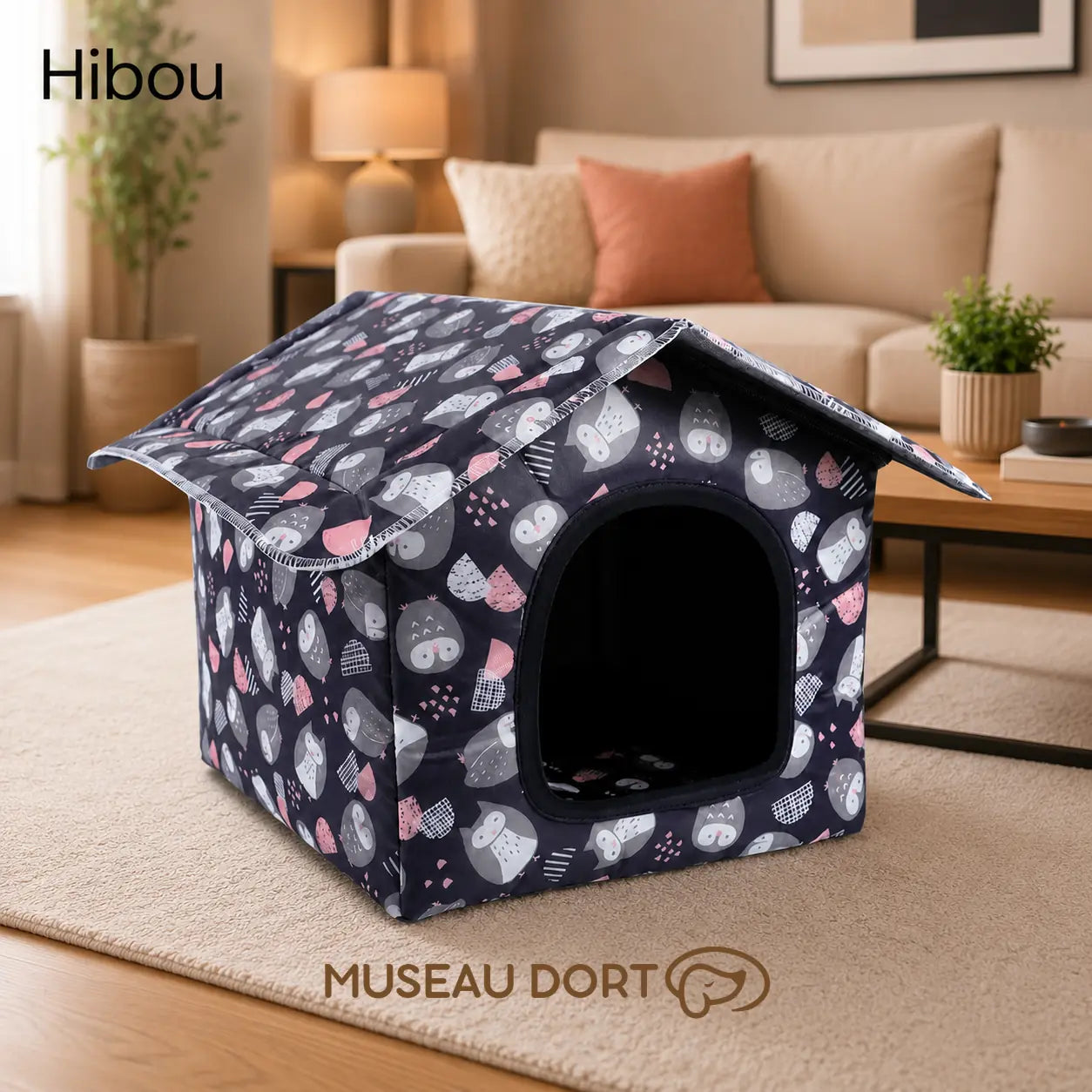 Maison Hibou pour petit chien installée dans un salon moderne, niche intérieure douce, élégante et rassurante.