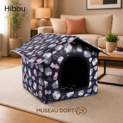 Maison Hibou pour petit chien installée dans un salon moderne, niche intérieure douce, élégante et rassurante.