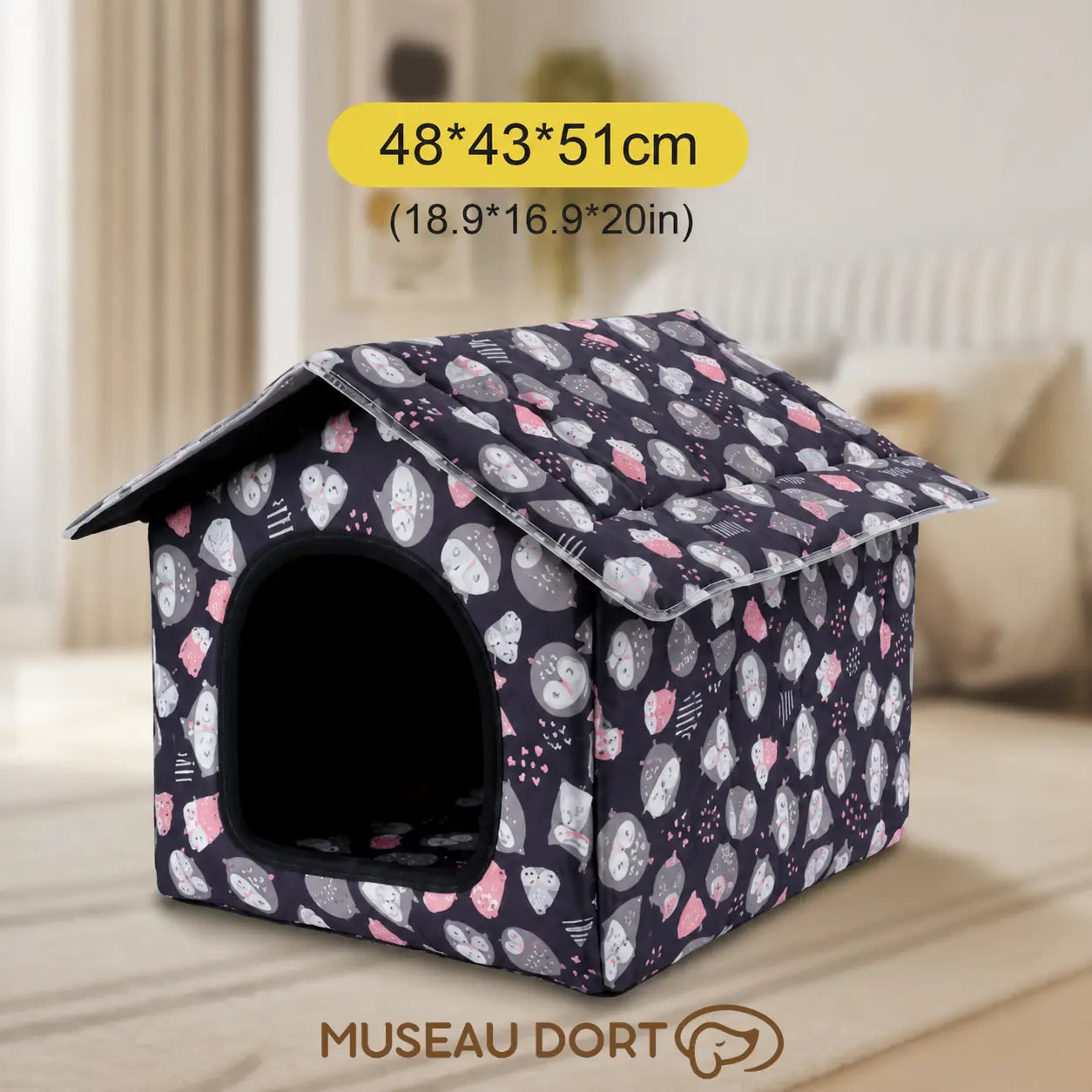 Maison Hibou pour petit chien en taille L, dimensions 48 × 43 × 51 cm, dans un intérieur chaleureux.