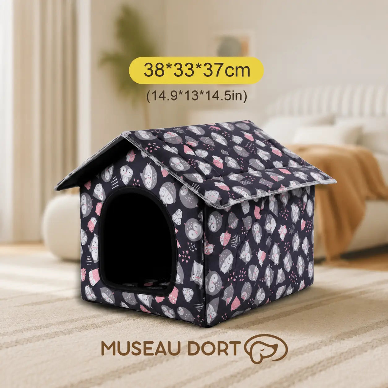 Maison Hibou pour petit chien en taille M, dimensions 38 × 33 × 37 cm, dans un intérieur chaleureux.