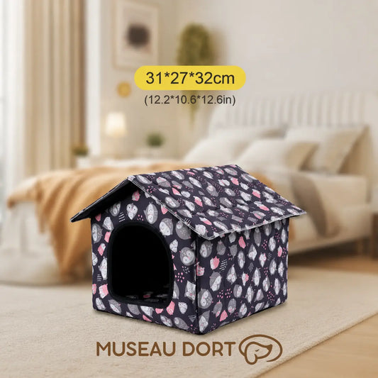 Maison Hibou pour petit chien en taille S, dimensions 31 × 27 × 32 cm, installée dans un intérieur cosy.