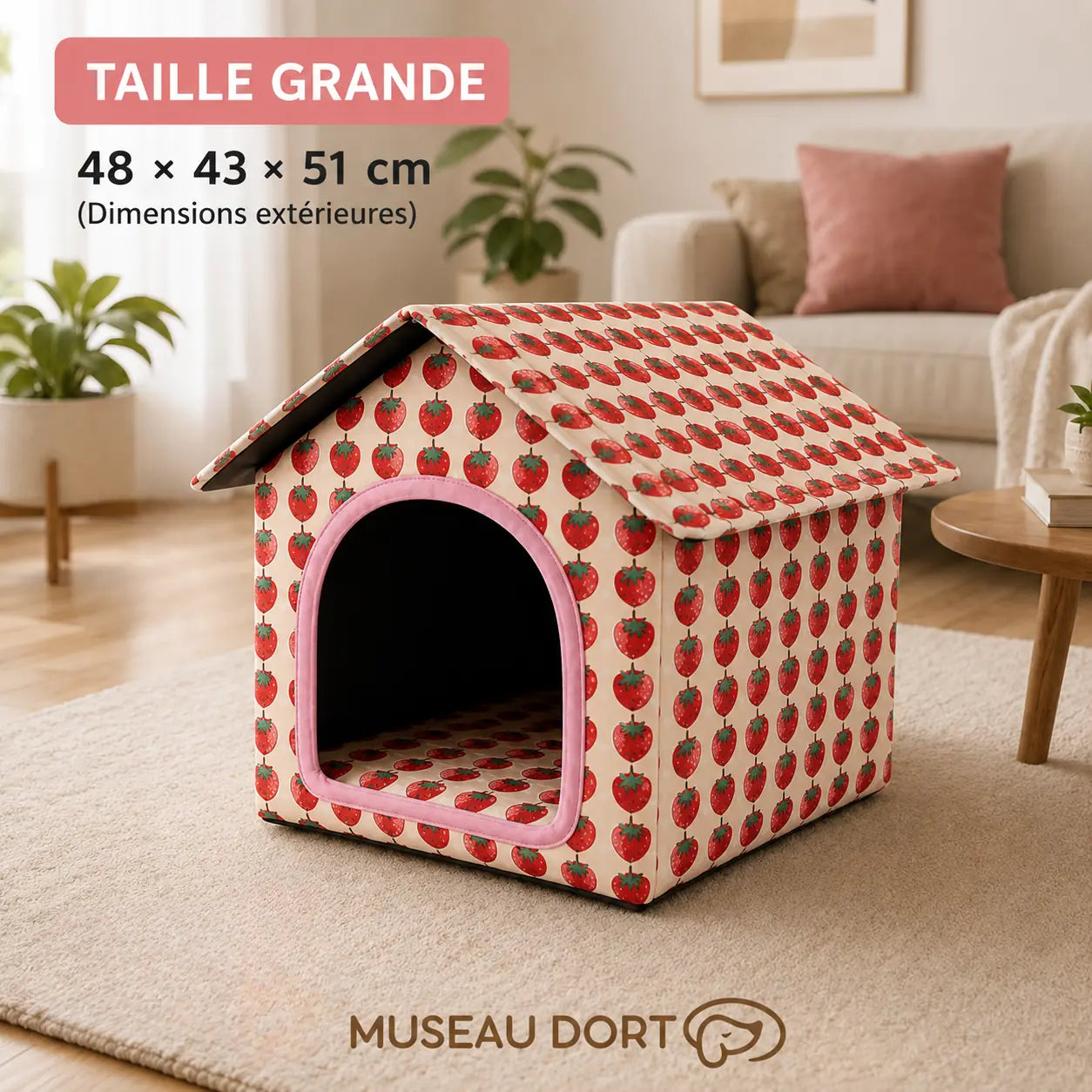Maison pour chien grande taille 48 × 43 × 51 cm, niche intérieure pliable à motif fraise dans un salon moderne.