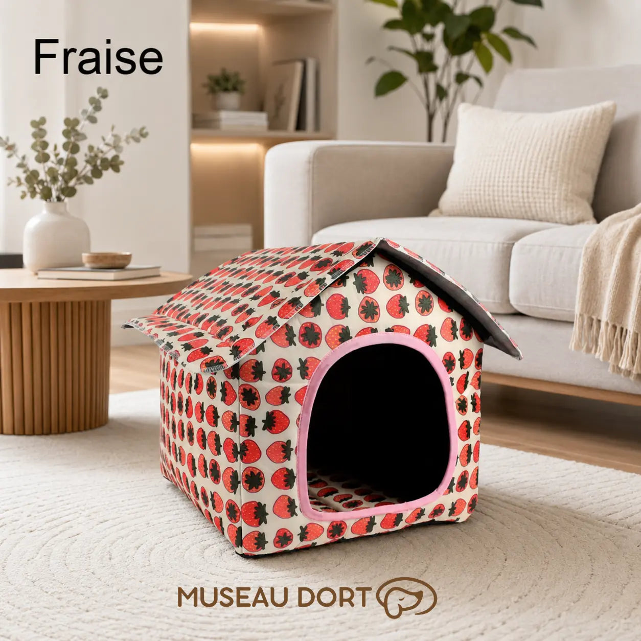 Maison pour chien à motif fraise dans un salon moderne, niche intérieure pliable pour petits chiens.