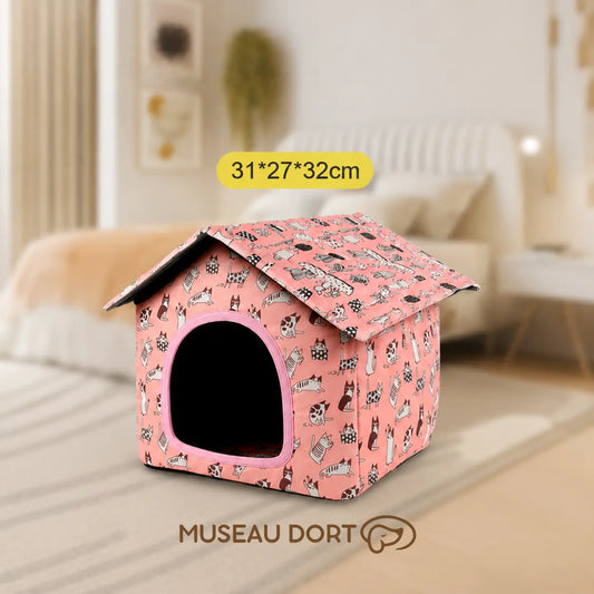 Maison pour chien rose 31 x 27 x 32 cm à motifs chats, installée dans un salon moderne pour petit chien.