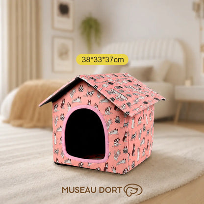 Maison pour chien rose 38 x 33 x 37 cm à motifs chats, posée sur un tapis dans un salon moderne.