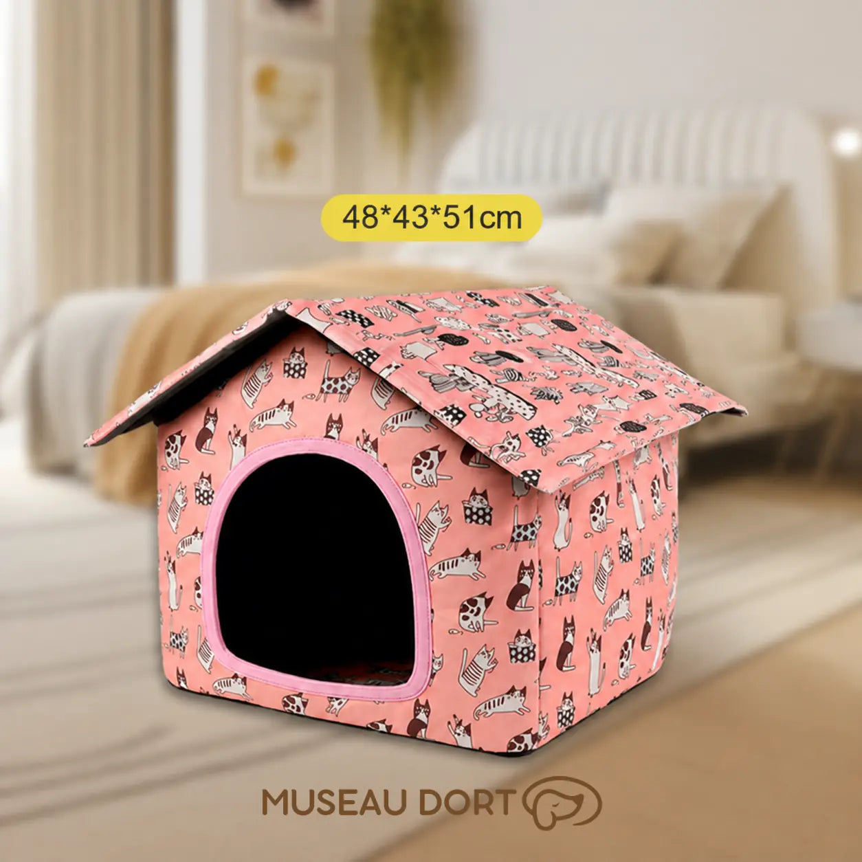 Maison pour chien rose 48 x 43 x 51 cm à motifs chats, présentée dans un salon moderne et chaleureux.