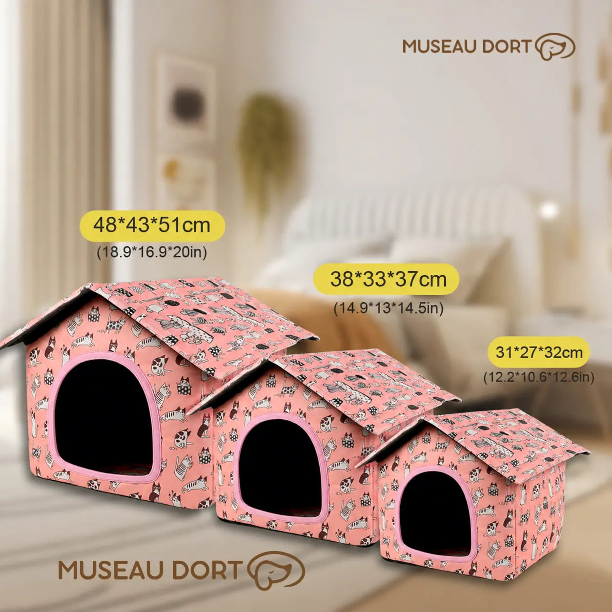 Trois tailles de maison pour chien rose à motifs chats, de 31 x 27 x 32 cm à 48 x 43 x 51 cm.
