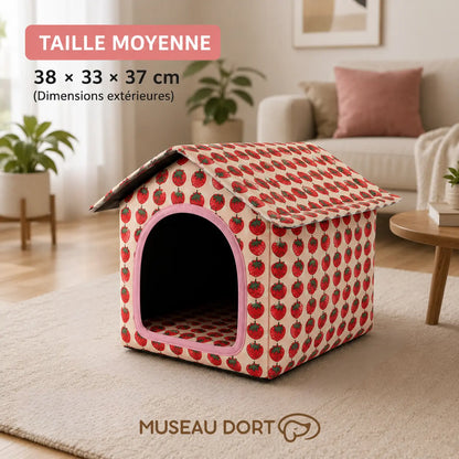 Maison pour chien taille moyenne 38 × 33 × 37 cm, niche intérieure pliable à motif fraise dans un salon.