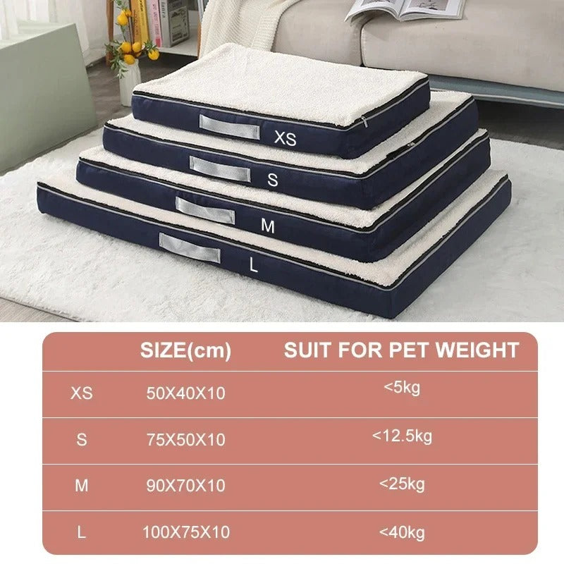 Image de quatre matelas superposés démontrant les quatre grandeurs disponibles extra small, small, moyen et large qui sont sur un tapis devant un canapé.