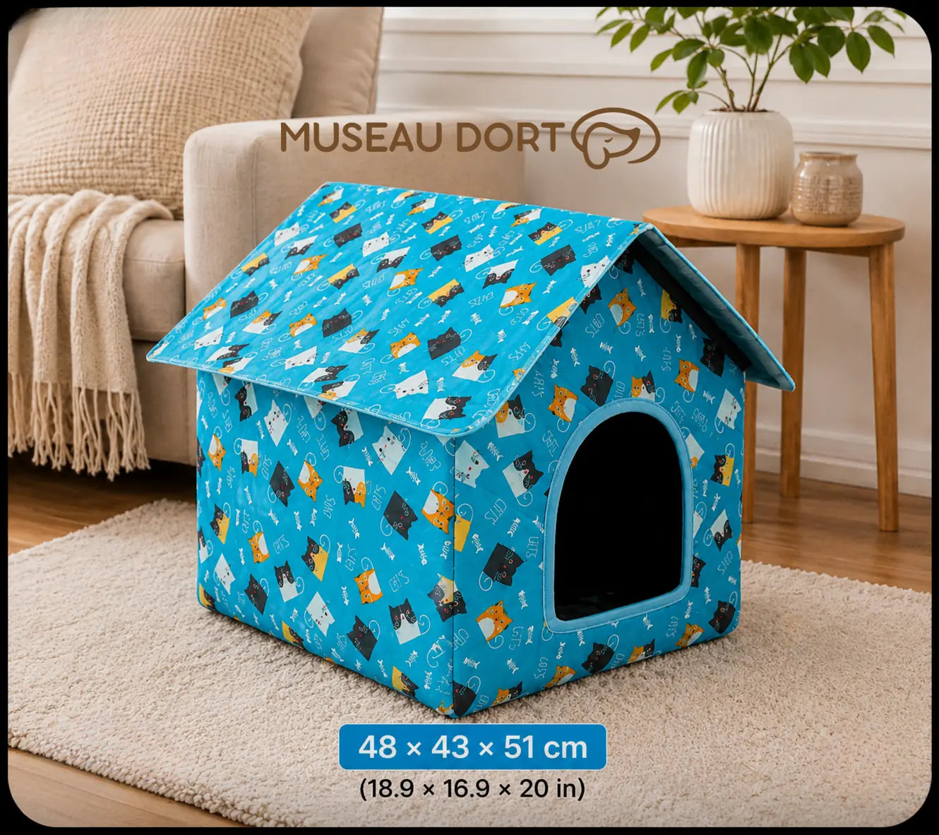 Niche intérieure bleue pour petit chien, taille 48 × 43 × 51 cm, dans un salon moderne et lumineux.
