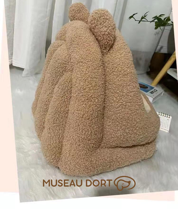 Vue de côté de la niche intérieure chien maison d’ours en peluche beige – Disponible chez Museau Dort