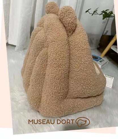Vue de côté de la niche intérieure chien maison d’ours en peluche beige – Disponible chez Museau Dort