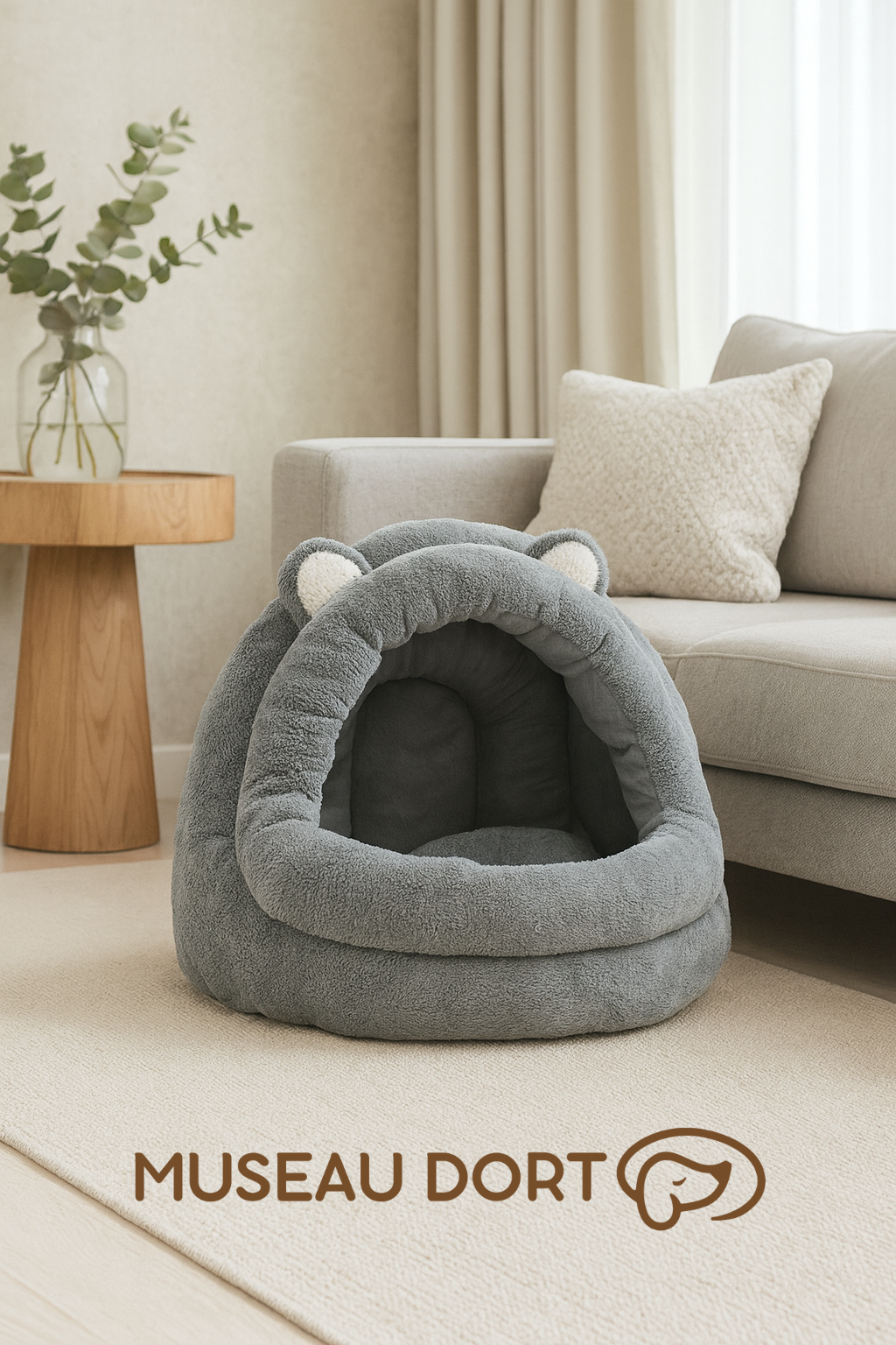 Niche intérieure chien maison d’ours grise en peluche douce dans un salon moderne – Disponible chez Museau Dort