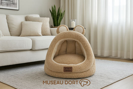 Niche intérieure chien maison d’ours en peluche beige dans un salon moderne – Disponible chez Museau Dort