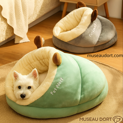 Westie allongé dans un panier chien cocon moelleux vert couchage chaud et sécurisant pour petit chien ou senior en intérieur