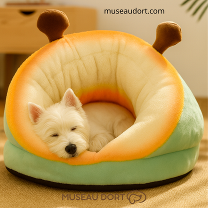 Westie endormi dans un panier chien cocon moelleux orange et vert, couchage chaud et sécurisant pour petit chien anxieux