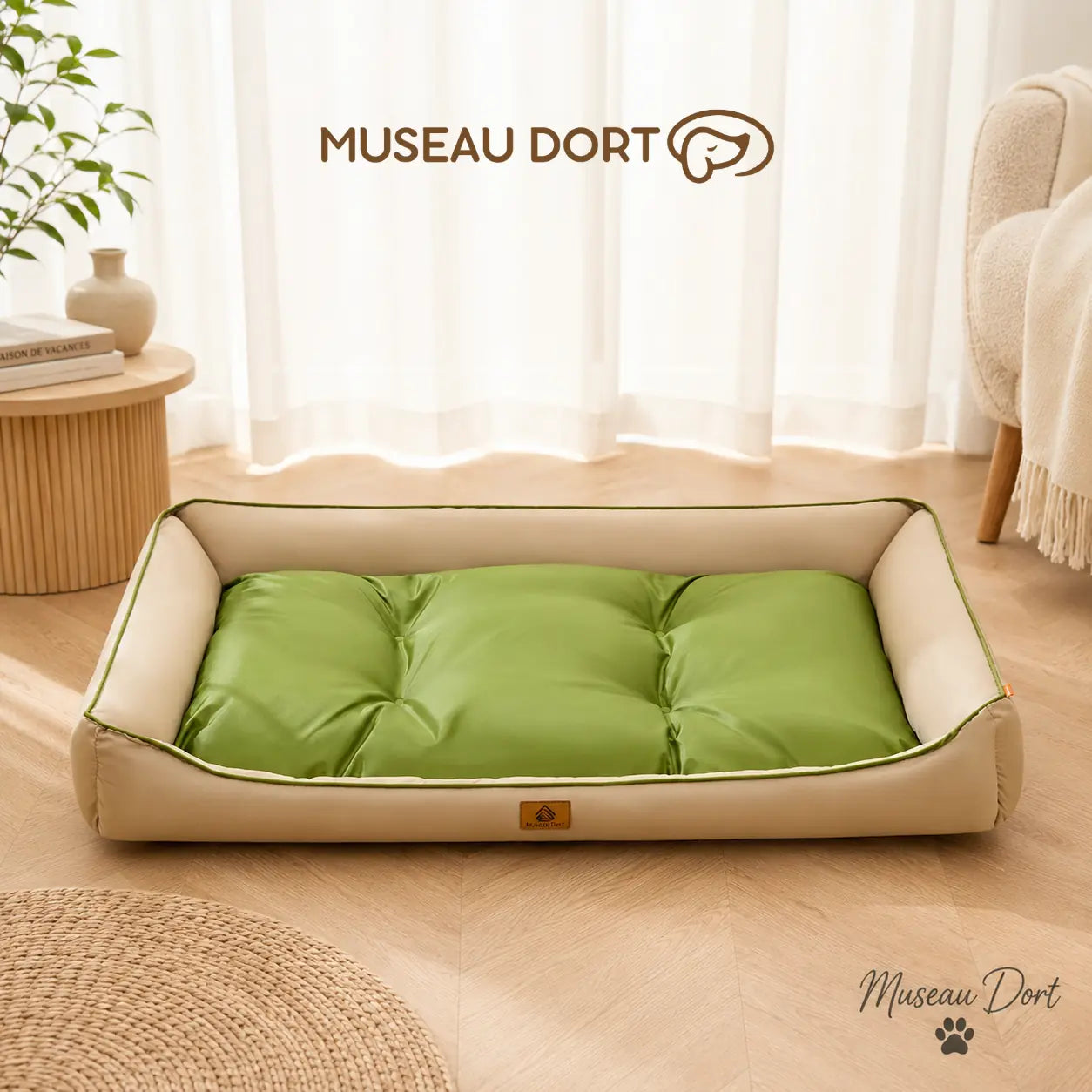 Panier chien imperméable beige et vert avec coussin matelassé, présenté dans un salon lumineux Museau Dort