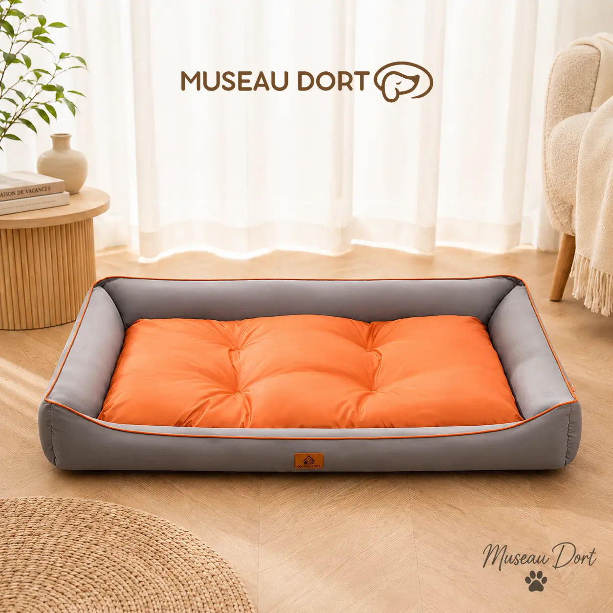 Panier chien imperméable gris et orange avec coussin moelleux dans un salon lumineux Museau Dort