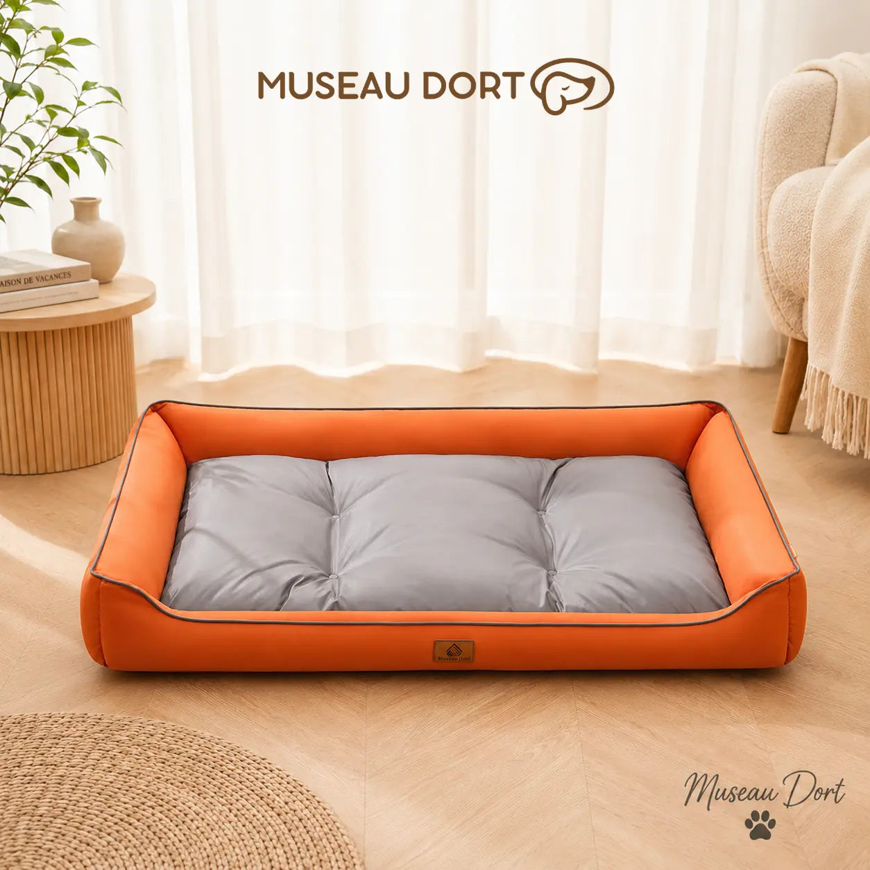 Panier chien imperméable orange et gris avec coussin matelassé dans un salon lumineux Museau Dort