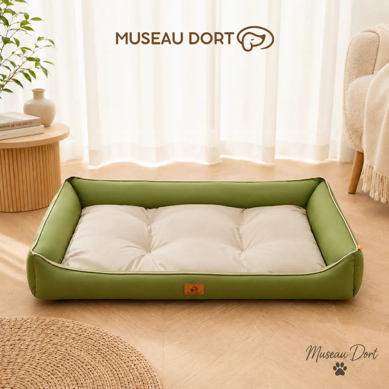 Panier chien imperméable vert avec coussin clair dans un salon lumineux, visuel officiel Museau Dort