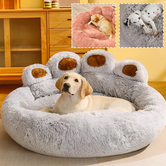 Panier pour chien en forme de pattes gris avec labrador couché, couchage moelleux et sécurisant. Disponible chez Museau Dort