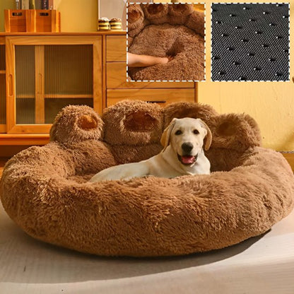 Panier pour chien en forme de pattes marron avec labrador couché, couchage douillet et confortable. Disponible chez Museau Dort