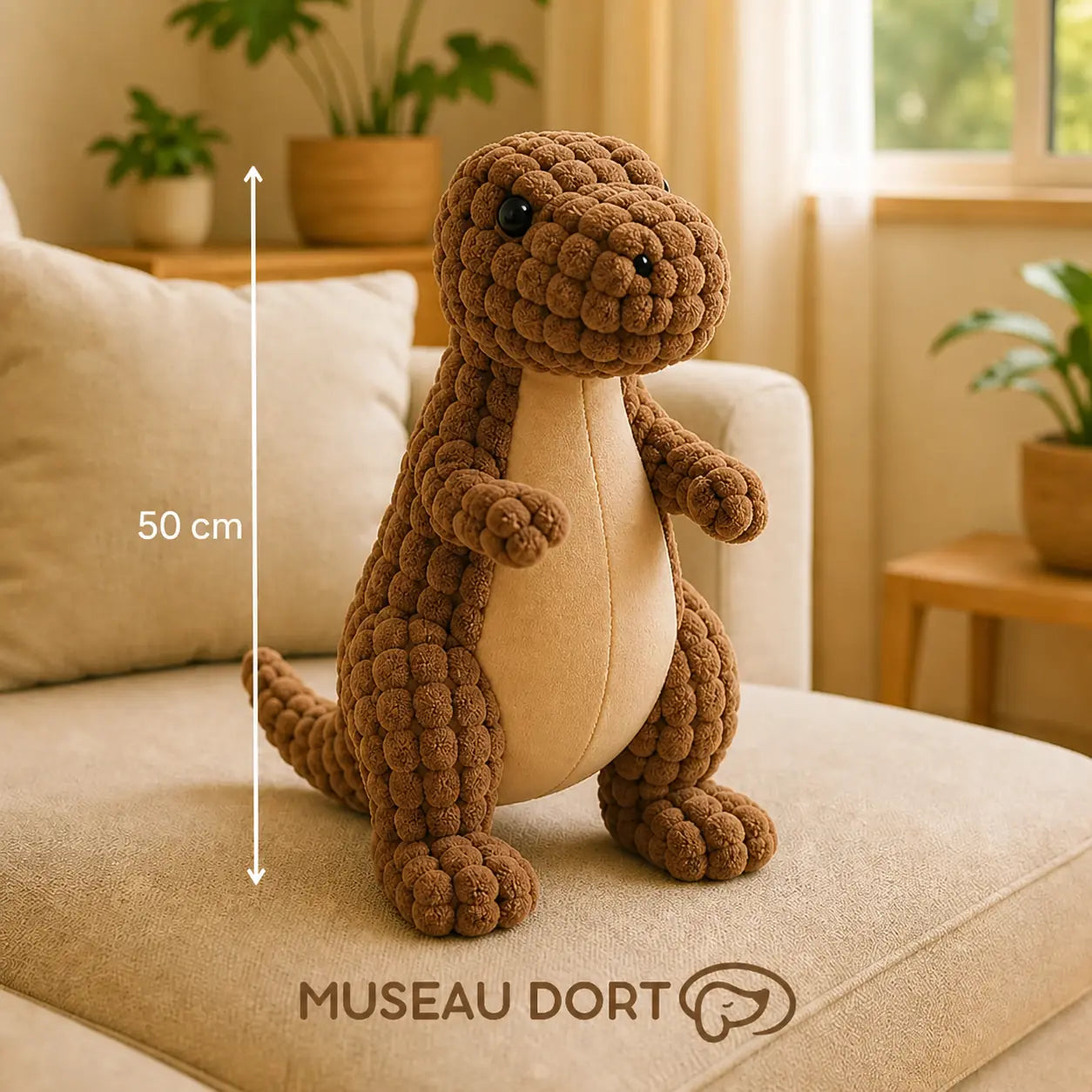 Peluche chien dinosaure marron 50 cm sur canapé, jouet doux pour chien âgé anxieux – Museau Dort