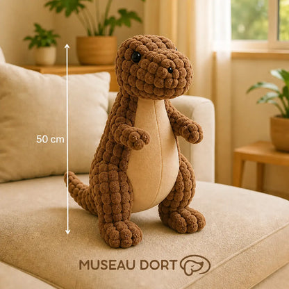 Peluche chien dinosaure marron 50 cm sur canapé, jouet doux pour chien âgé anxieux – Museau Dort