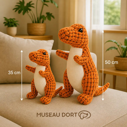 Peluches chien dinosaure orange 35 cm et 50 cm sur canapé, jouet doux apaisant pour chien âgé anxieux – Museau Dort