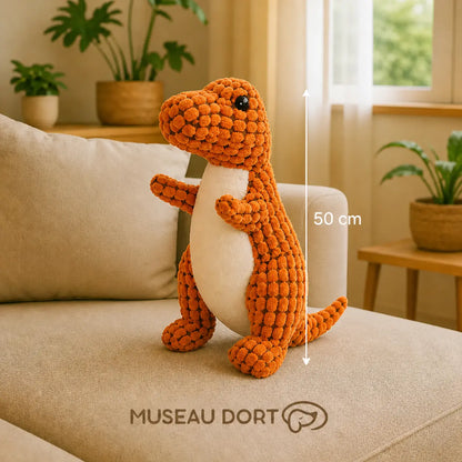Peluche chien dinosaure orange 50 cm sur canapé, jouet doux pour chien âgé anxieux – Museau Dort
